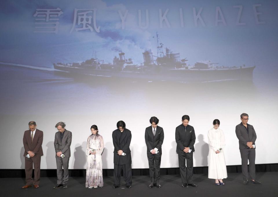 　黙とうする竹野内豊（中央右）ら出演者