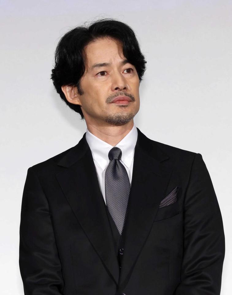 　神妙な表情で思いを口にする竹野内豊