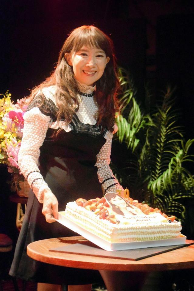 　新著の発表会見で70歳の誕生日を祝福されるアグネス・チャン