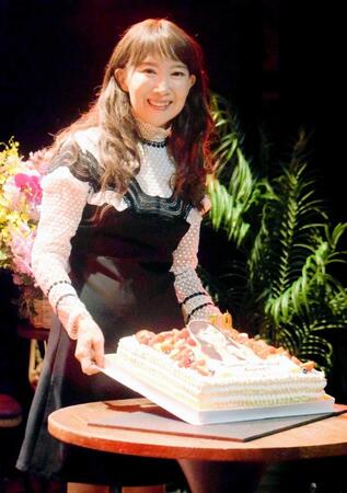 　７０歳の誕生日を祝福され、笑顔のアグネス・チャン