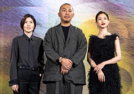 　（左から）シム・ウンギョン、三宅唱監督、河合優実　©２０２５「旅と日々」製作委員会