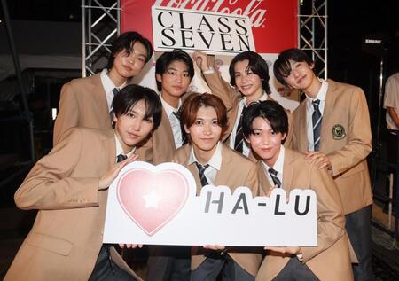 　ポーズを決める（前列左から）高田憐、大東立樹、高野秀侑（後列左から）中澤漣、横田大雅、近藤大海、星慧音（撮影・石井剣太郎）