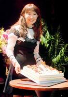 　７０歳の誕生日を祝福され、笑顔のアグネス・チャン