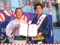 　上野観光連盟・長岡信裕理事長から上野観光大使委嘱状を受け取る新浜レオン（右）