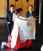 　「菅原伝授手習鑑」の成功祈願を行った片岡仁左衛門（右奥）