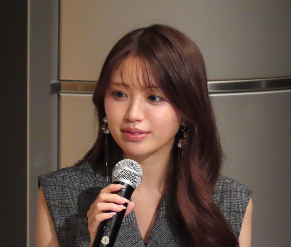 　会場の女子中高生にエールを送る香音