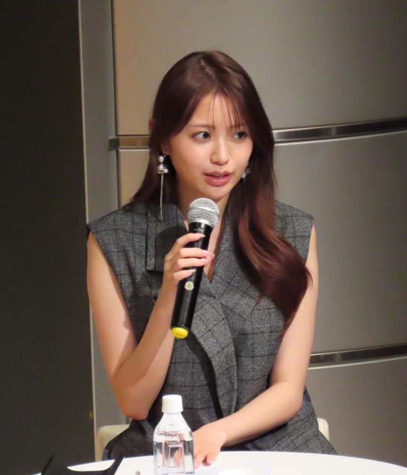 　会場の女子中高生にエールを送る香音