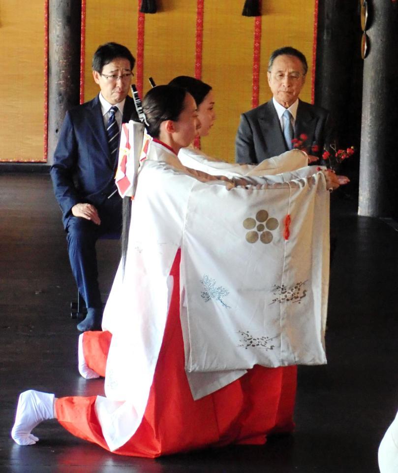 　「菅原伝授手習鑑」の成功祈願を行った片岡仁左衛門（右奥）