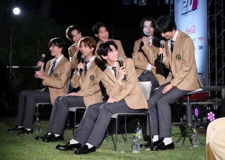 　トークで盛り上がるＣＬＡＳＳ　ＳＥＶＥＮの（前列左から）高田憐、大東立樹、高野秀侑（後列左から）中澤漣、横田大雅、近藤大海、星慧音（撮影・石井剣太郎）