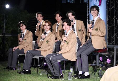 　トークするＣＬＡＳＳ　ＳＥＶＥＮの（前列左から）高田憐、大東立樹、高野秀侑（後列左から）中澤漣、横田大雅、近藤大海、星慧音（撮影・石井剣太郎）