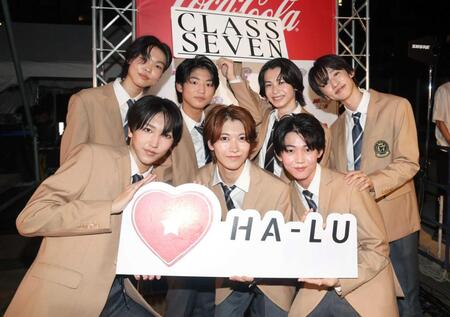 　ＣＬＡＳＳ　ＳＥＶＥＮの（前列左から）高田憐、大東立樹、高野秀侑（後列同）中澤漣、横田大雅、近藤大海、星慧音（撮影・石井剣太郎）