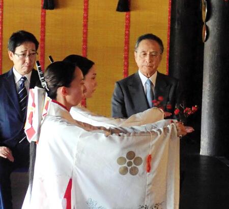 　「菅原伝授手習鑑」の成功祈願を行った片岡仁左衛門（右奥）