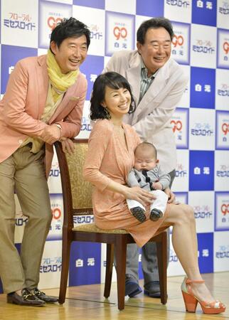 ２０１３年４月、ＣＭ会見で勢ぞろいした（左から）石田純一、東尾理子と長男・理汰郎くん、東尾修氏