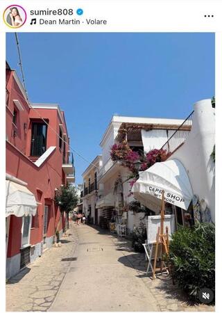 カプリ島で。８月１６日付のすみれのインスタグラム＠ｓｕｍｉｒｅ８０８より
