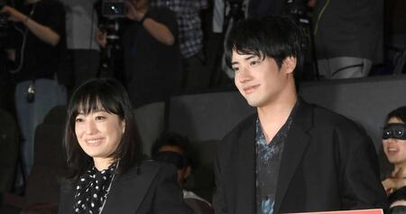 　菅野美穂（左）と赤楚衛二＝２０２５年７月撮影