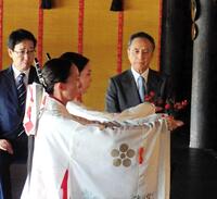 　「菅原伝授手習鑑」の成功祈願を行った片岡仁左衛門（右奥）