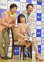 ２０１３年４月、ＣＭ会見で勢ぞろいした（左から）石田純一、東尾理子と長男・理汰郎くん、東尾修氏