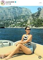 カプリ島で。すみれの８月１６日付のインスタグラム＠ｓｕｍｉｒｅ８０８より