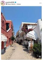 カプリ島で。８月１６日付のすみれのインスタグラム＠ｓｕｍｉｒｅ８０８より