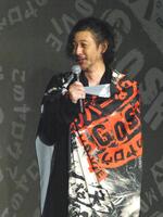 　自作の旗をまとって登場したオダギリジョー