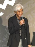 　笑顔でトークする佐藤浩市