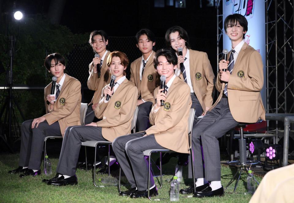 　トークするＣＬＡＳＳ　ＳＥＶＥＮの（前列左から）高田憐、大東立樹、高野秀侑（後列左から）中澤漣、横田大雅、近藤大海、星慧音（撮影・石井剣太郎）