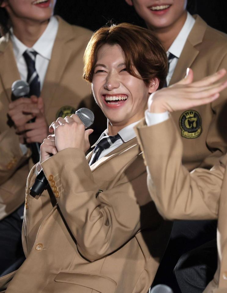 　トークで盛り上がるＣＬＡＳＳ　ＳＥＶＥＮ・大東立樹（撮影・石井剣太郎）