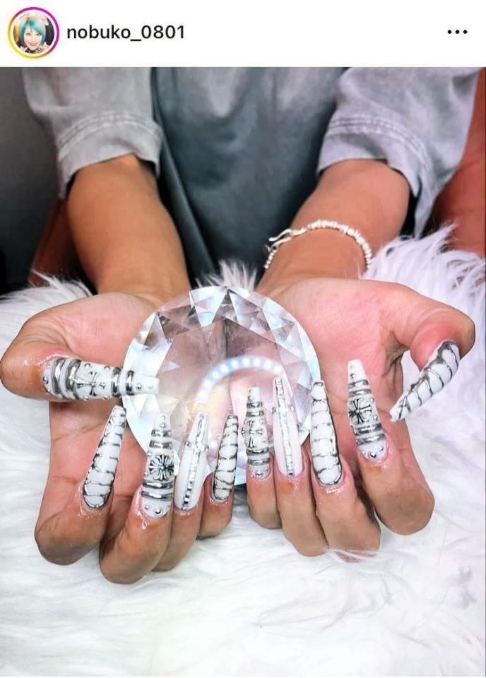 これでシンプル？？ど派手な８月ネイル。信子のインスタグラム＠ｎｏｂｕｋｏ＿０８０１より