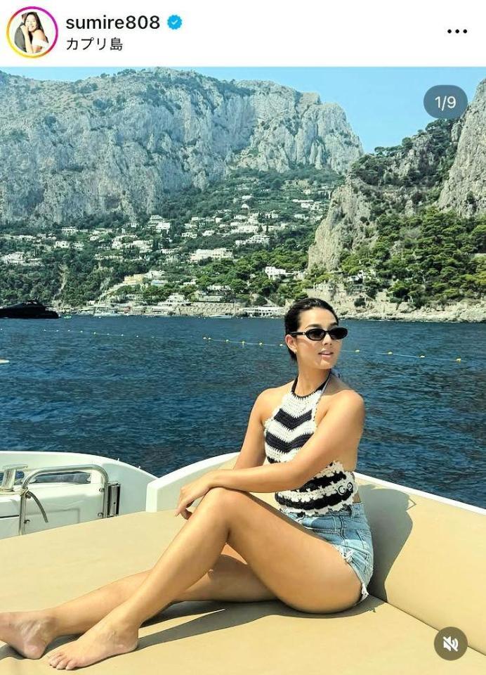 カプリ島で。すみれの８月１６日付のインスタグラム＠ｓｕｍｉｒｅ８０８より