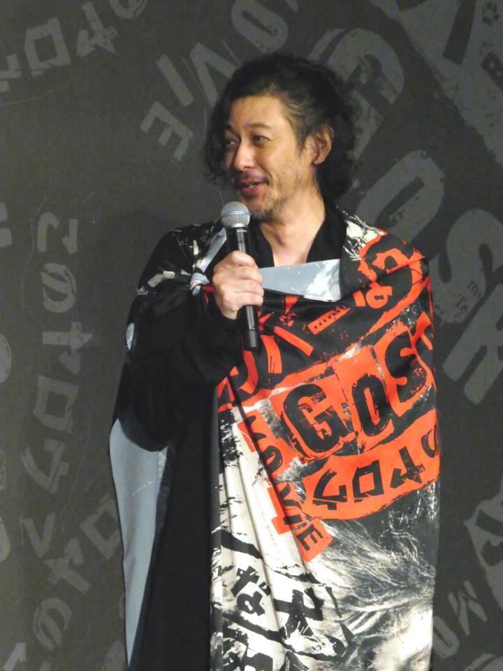 　自作の旗をまとって登場したオダギリジョー