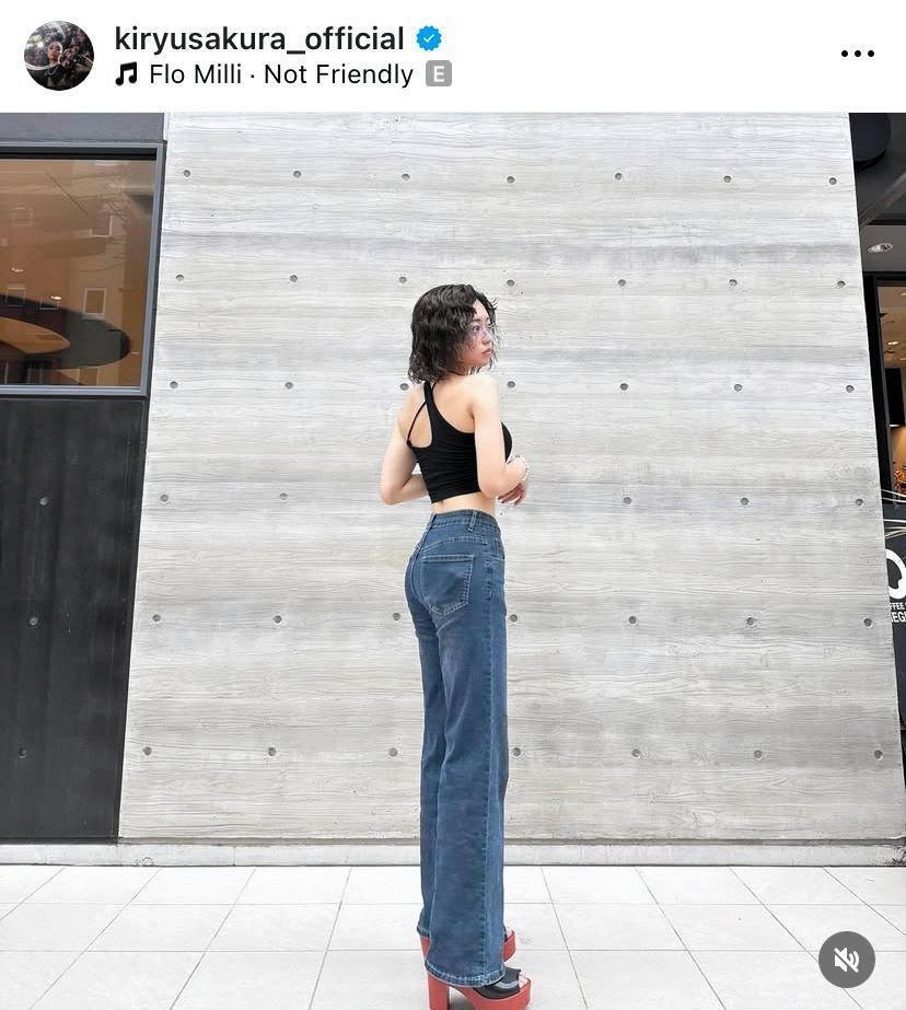 脚長すぎ…！！驚異のスタイルを披露した吉柳咲良のインスタグラム＠ｋｉｒｙｕｓａｋｕｒａ＿ｏｆｆｉｃｉａｌより