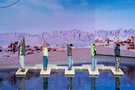 　トレッドミルを使用したパフォーマンスを披露したＣＯＲＴＩＳ　（Ｐ）＆（Ｃ）ＢＩＧＨＩＴ　ＭＵＳＩＣ　