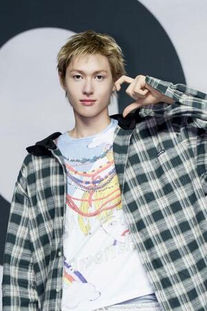 　ハートポーズを作るＣＯＲＴＩＳ・ＭＡＲＴＩＮ　（Ｐ）＆（Ｃ）ＢＩＧＨＩＴ　ＭＵＳＩＣ