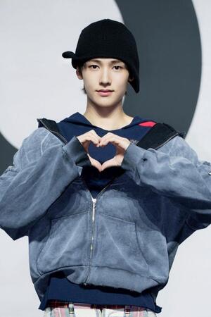 ハートポーズを作るＣＯＲＴＩＳ・ＳＥＯＮＧＨＹＥＯＮ　（Ｐ）＆（Ｃ）ＢＩＧＨＩＴ　ＭＵＳＩＣ