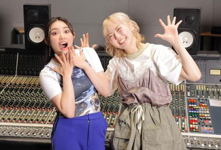　新曲のレコーディング当日、作詞作曲が安本彩花（右）だった事を知り、驚く柏木ひなた（撮影・吉澤敬太）