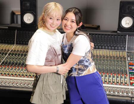 　新曲を安本彩花（左）が作ってくれた事を知り、喜ぶ柏木ひなた（撮影・吉澤敬太）