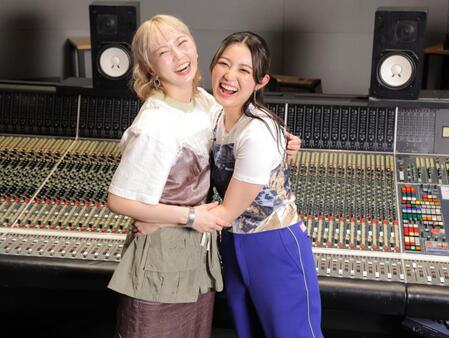 　新曲を安本彩花（左）が作ってくれた事を知り、喜ぶ柏木ひなた（撮影・吉澤敬太）