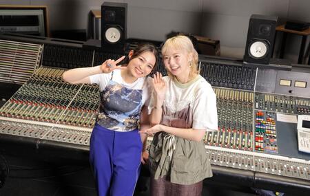 　安本彩花（右）に曲を提供してもらい大喜びの柏木ひなた（撮影・吉澤敬太）