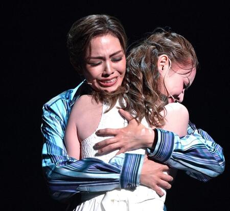 　切ない恋物語を描く華世京（左）と星沢ありさ（撮影・高部洋祐）