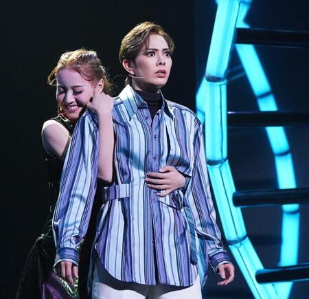 　切ない恋物語を描く星沢ありさ（左）と華世京（撮影・高部洋祐）