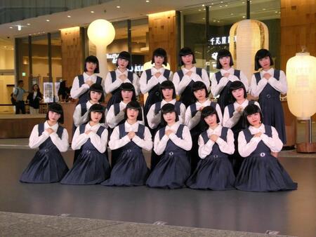 　写真に応じるアバンギャルディ