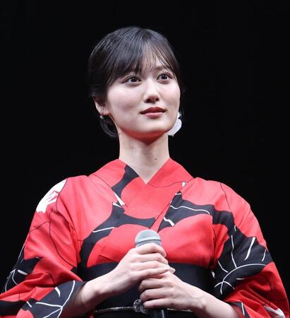 　舞台あいさつに登場した山下美月