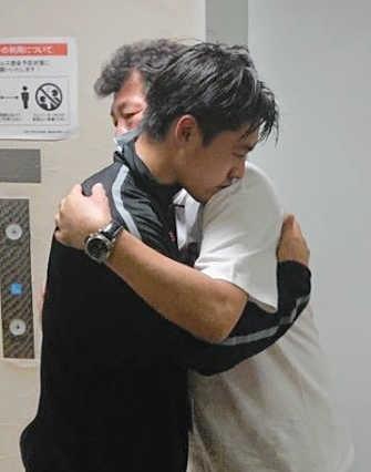 ２０２１年９月、プロボクシングのデビュー戦で敗れた長男の英五郎（左）に声をかける赤井英和＝後楽園ホール