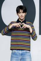 　ハートポーズを作るＣＯＲＴＩＳ・ＫＥＯＮＨＯ　（Ｐ）＆（Ｃ）ＢＩＧＨＩＴ　ＭＵＳＩＣ