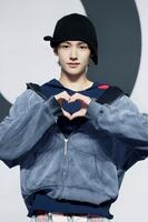 ハートポーズを作るＣＯＲＴＩＳ・ＳＥＯＮＧＨＹＥＯＮ　（Ｐ）＆（Ｃ）ＢＩＧＨＩＴ　ＭＵＳＩＣ