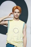 　ハートポーズを作るＣＯＲＴＩＳ・ＪＡＭＥＳ　（Ｐ）＆（Ｃ）ＢＩＧＨＩＴ　ＭＵＳＩＣ