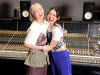 　楽曲を提供してくれた安本彩花（左）と喜ぶ柏木ひなた（撮影・吉澤敬太）