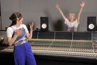 　デスク奥から安本彩花（右）が現れ驚く柏木ひなた（撮影・吉澤敬太）