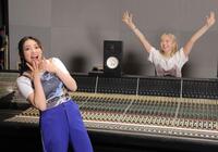 　デスク奥から安本彩花（右）が現れ驚く柏木ひなた（撮影・吉澤敬太）