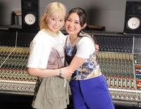 　新曲を安本彩花（左）が作ってくれた事を知り、喜ぶ柏木ひなた（撮影・吉澤敬太）